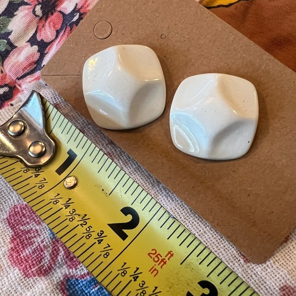 📌 4/$20 Vintage White Acrylic Earrings Mod - Picture 3 of 4